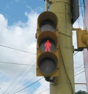 Femeie, lovită pe trecerea de pietoni: a traversat pe culoarea roşie a semaforului